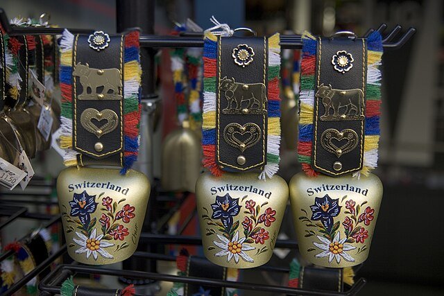 Swiss_Cow_Bells.jpg.b2c8a130334cdfa8969881ef56aaa2b2.jpg