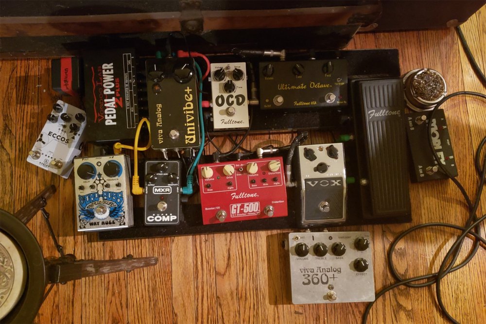 pedalboard.thumb.jpg.c5930eeb0645c5a8b5fc722ef64f0421.jpg